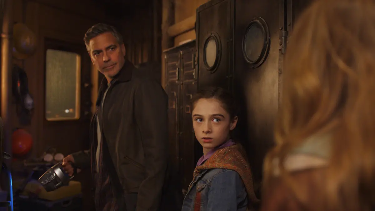 Von links nach rechts: Frank (George Clooney) und Athena (Raffey Cassidy)