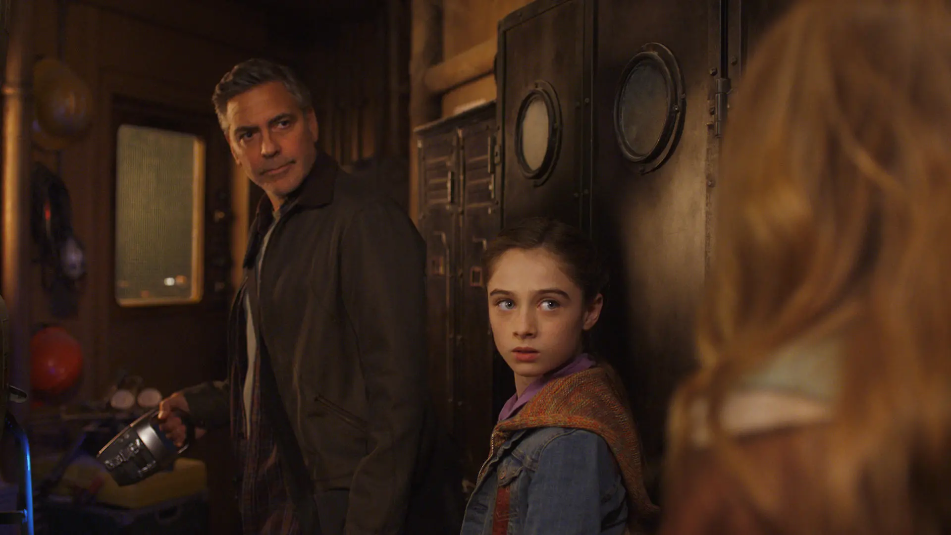 Von links nach rechts: Frank (George Clooney) und Athena (Raffey Cassidy)
