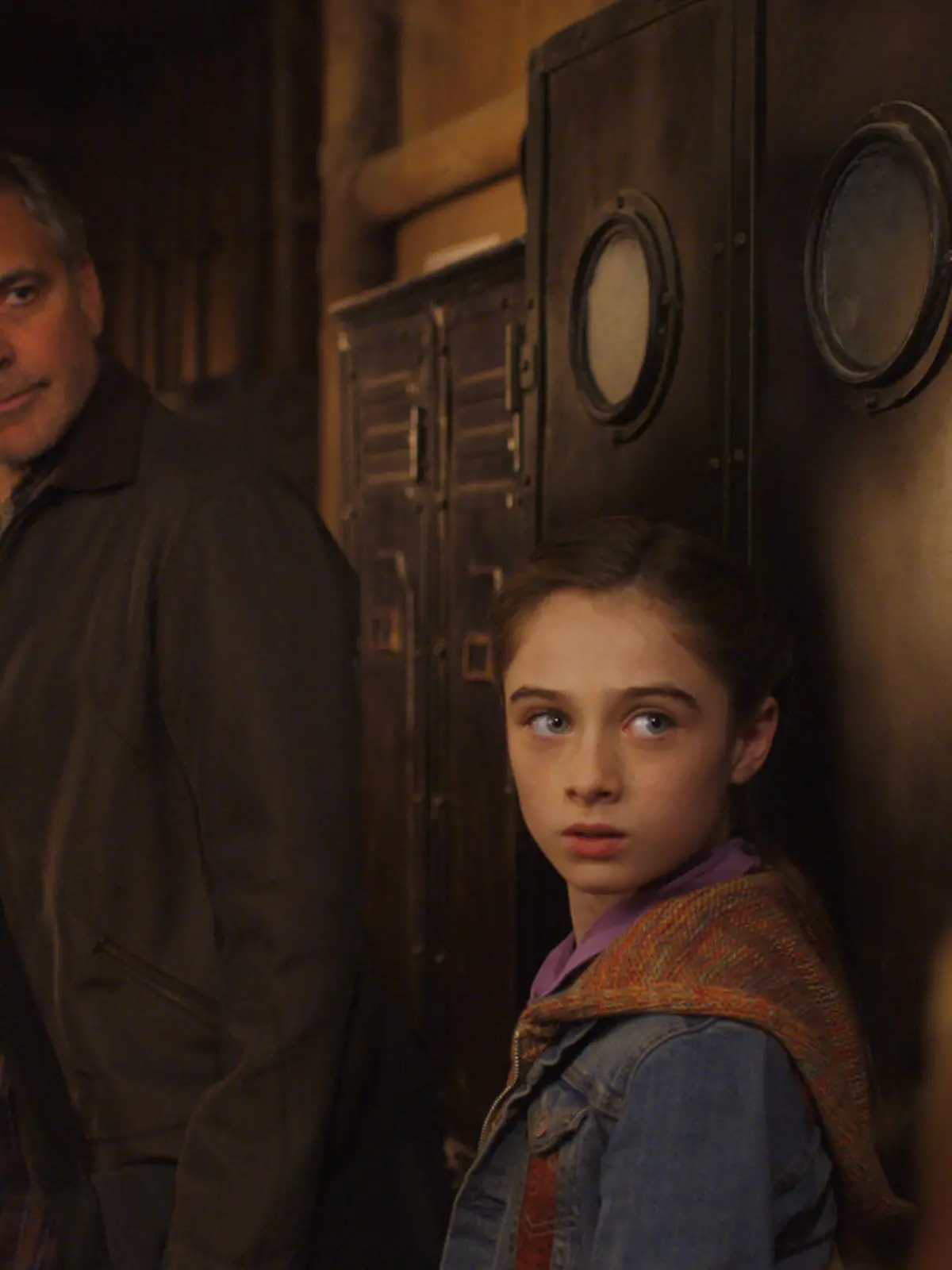 Von links nach rechts: Frank (George Clooney) und Athena (Raffey Cassidy)