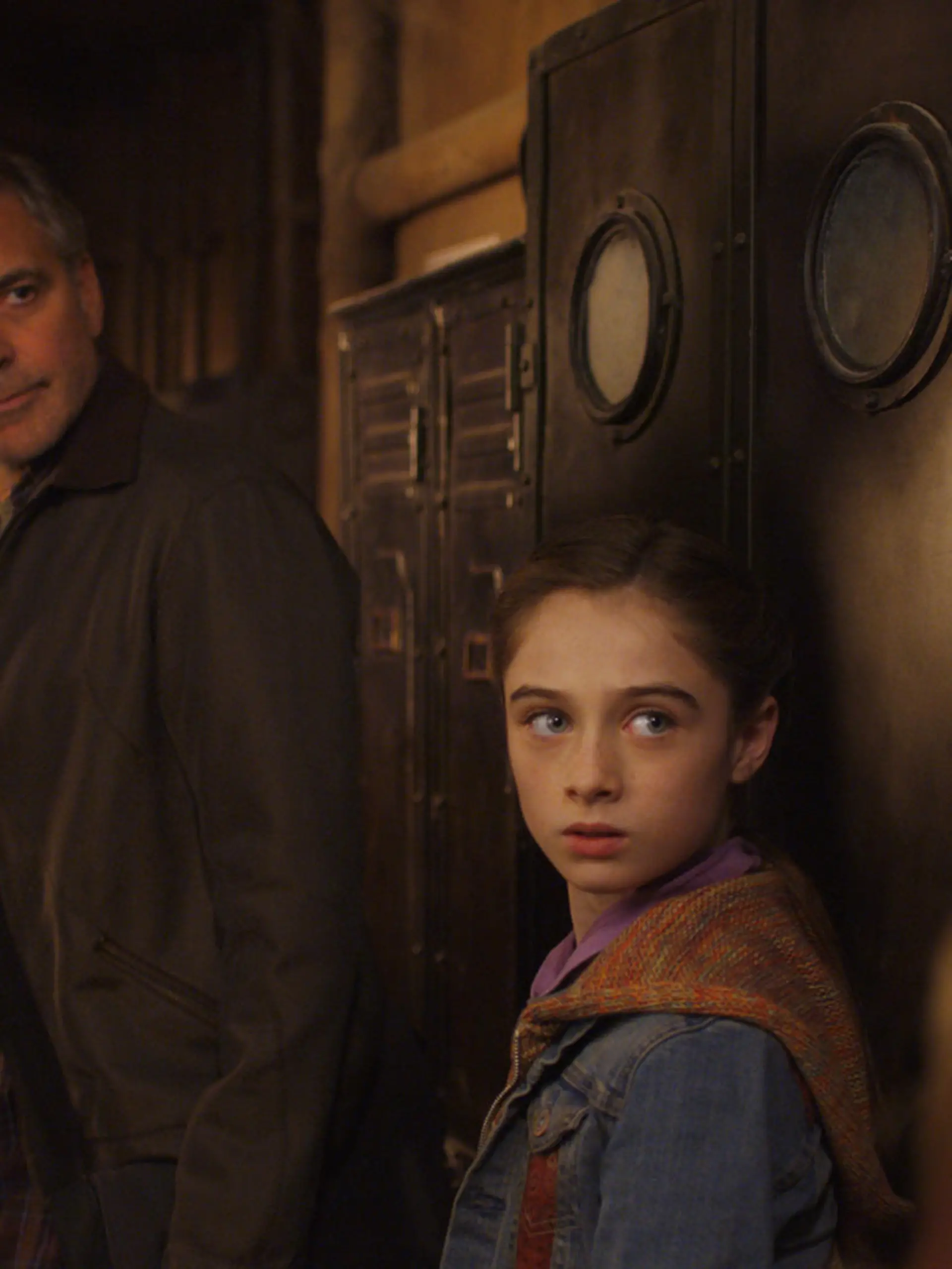 Von links nach rechts: Frank (George Clooney) und Athena (Raffey Cassidy)