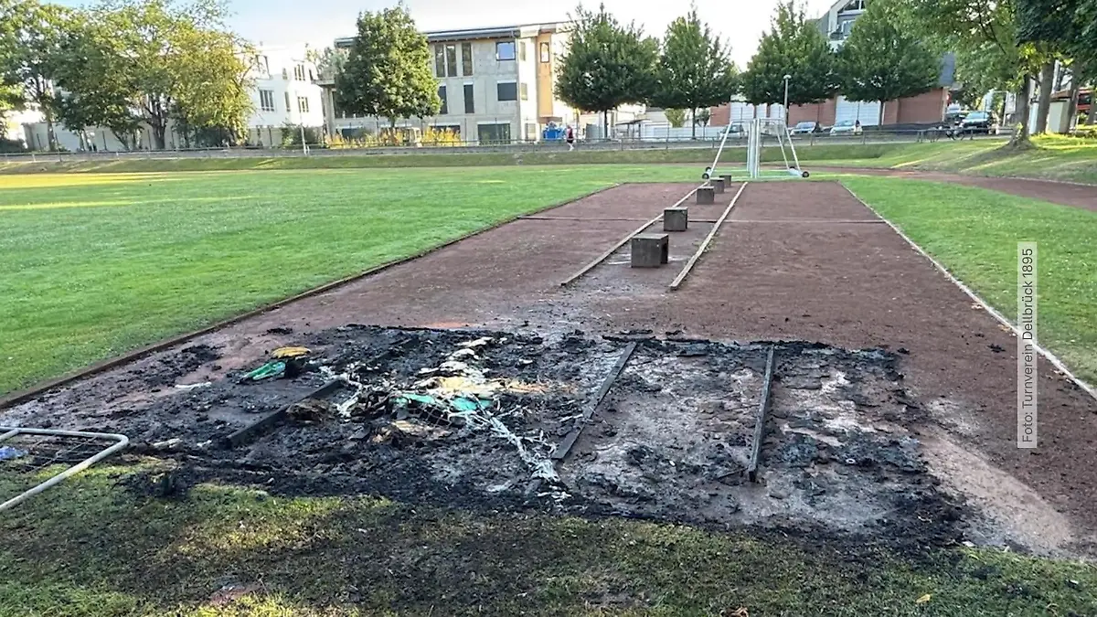 Jugendbande treibt in Köln ihr Unwesen – Brand auf einem Sportplatz Kriminalität in Dellbrück