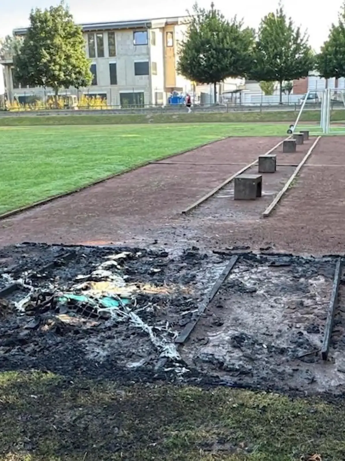 Bild zu: "Jugendbande treibt in Köln ihr Unwesen – Brand auf einem Sportplatz"