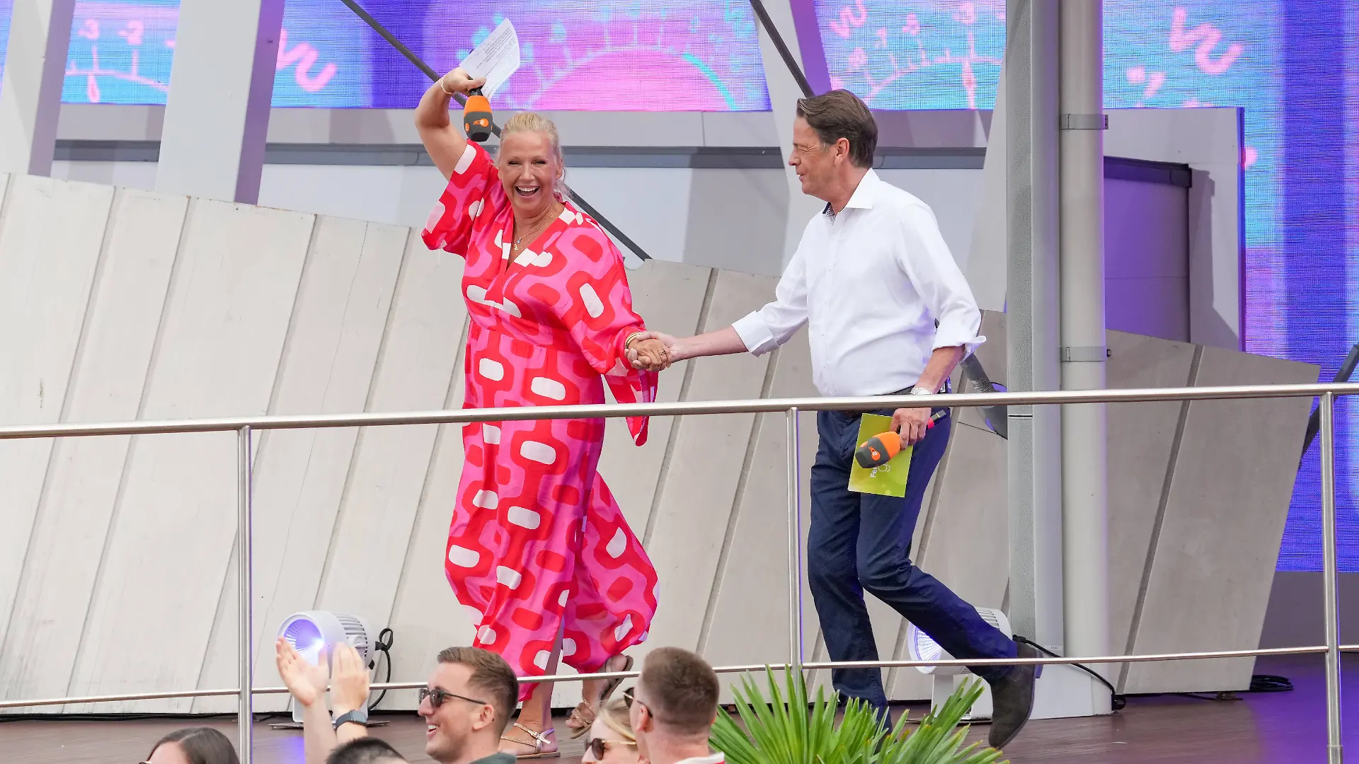 Moderatorin Andrea Kiewel scheint im ZDF-Fernsehgarten im Gegensatz zu ihrem Co-Moderator Rudi Cerne beste Laune zu haben.
