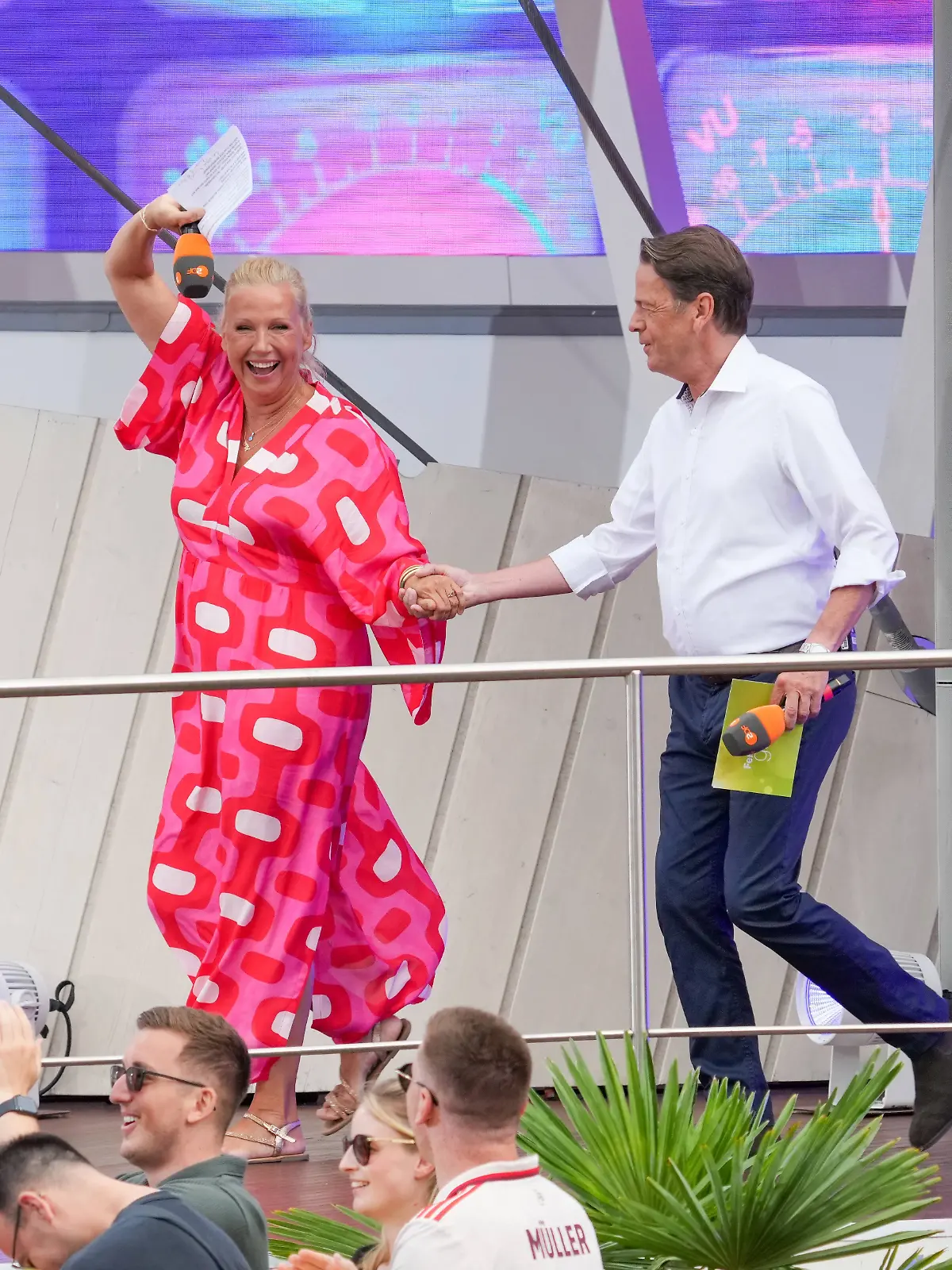 Moderatorin Andrea Kiewel scheint im ZDF-Fernsehgarten im Gegensatz zu ihrem Co-Moderator Rudi Cerne beste Laune zu haben.