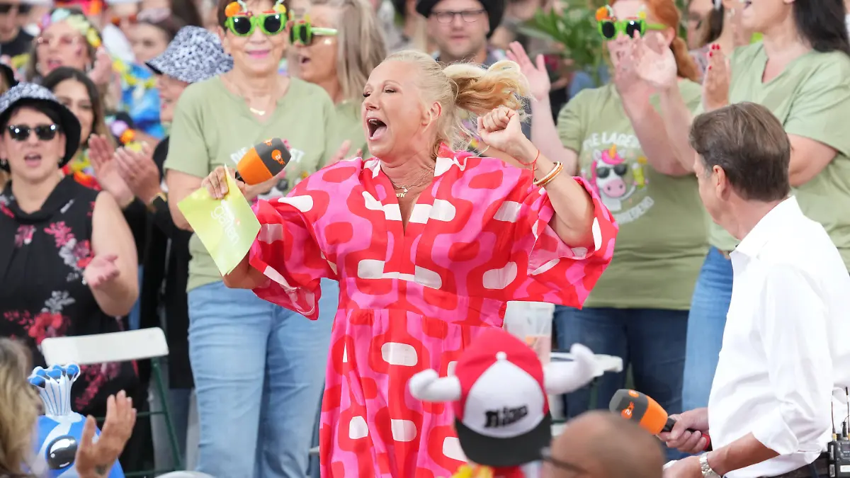 Andrea Kiwi Kiewel ist sichtlich in Partystimmung, während Rudi Cerne etwas irritiert wirkt.