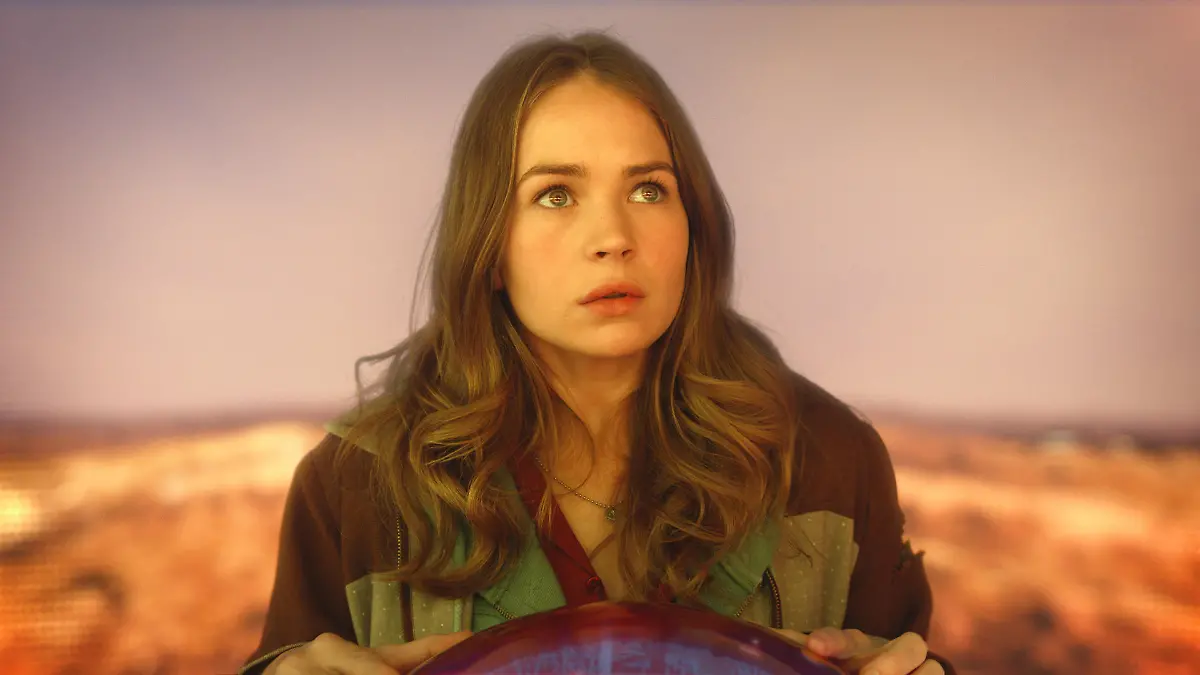 Casey (Britt Robertson)