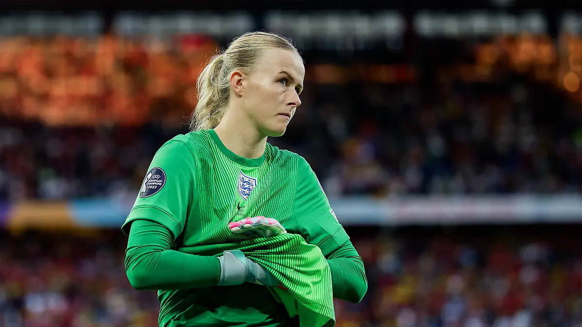 Hannah Hampton hütet für die englische Nationalmannschaft das Tor.