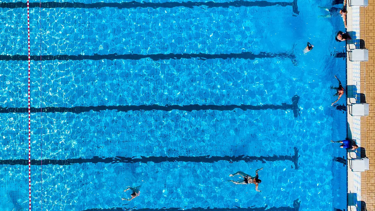 Sommerferien, aber kein ausgesprochenes Freibadwetter. (Symbolbild)