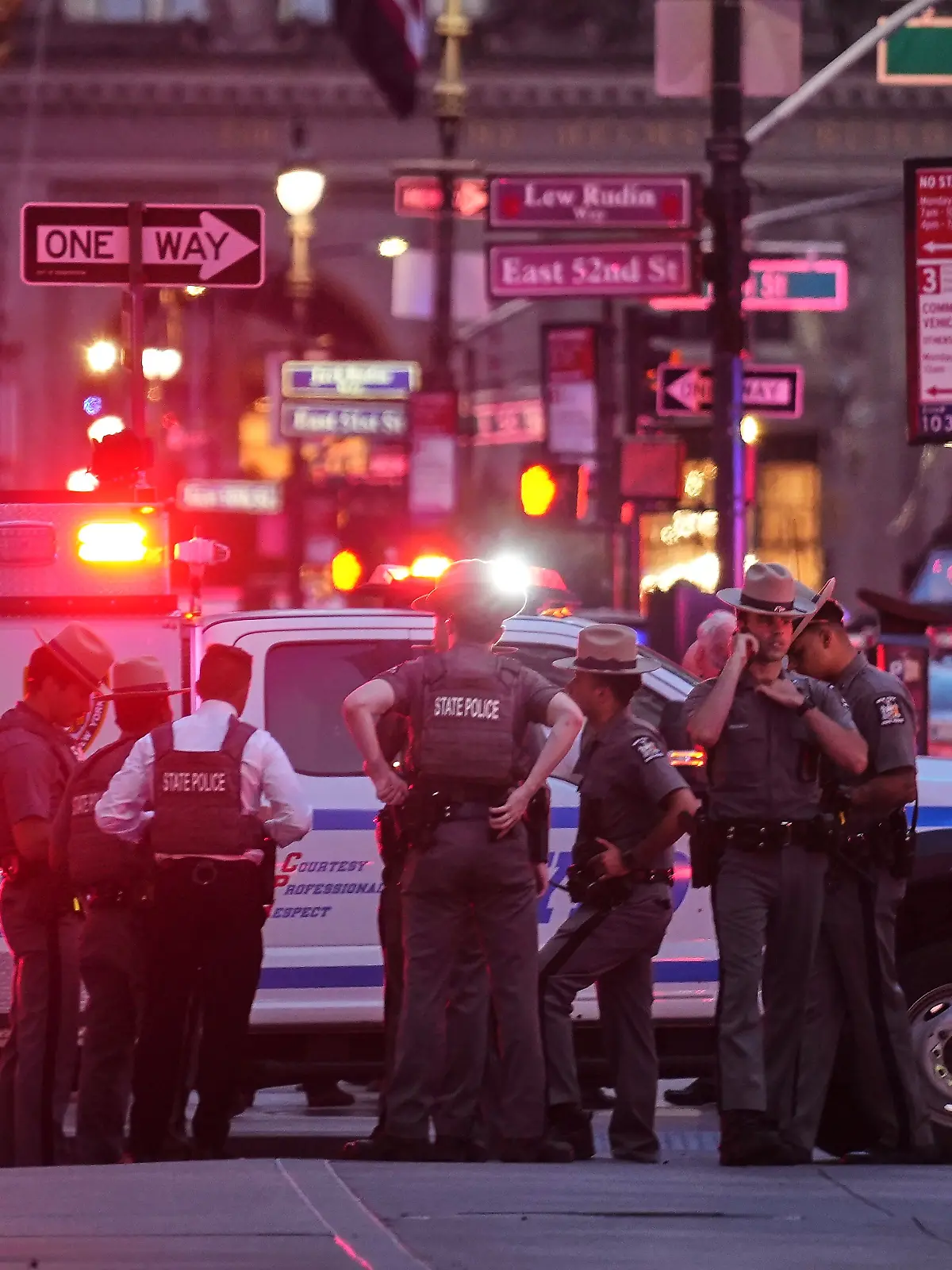 Bild zu: "Mann spaziert mit Sturmgewehr in New Yorker Wolkenkratzer und erschießt wahllos Menschen "