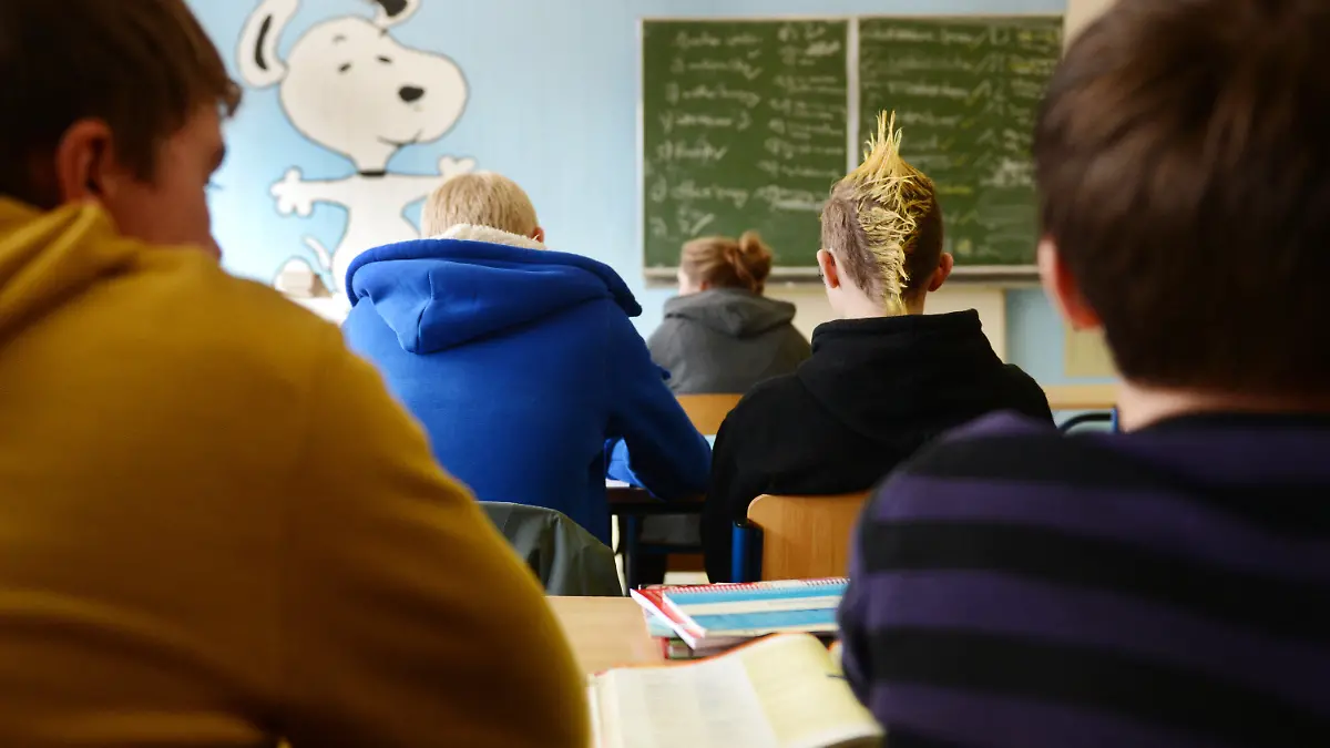 ARCHIV - Schüler lernen am 21.11.2012 im Englisch-Unterricht an einer Realschule in Niedersachsen. Die Landesregierung investiert rund 260 Millionen Euro zusätzlich in Ganztagsschulen und gibt den Schulen zusätzliche Gestaltungsmöglichkeiten. Die Städte Braunschweig, Göttingen, Hannover, Oldenburg, Osnabrück und Wolfsburg wollen deshalb eine Vereinbarung mit dem Ministerium unterzeichnen, welche verbindliche Rahmenbedingungen für die Zusammenarbeit vorgibt. Foto: Julian Stratenschulte/dpa +++(c) dpa - Bildfunk+++