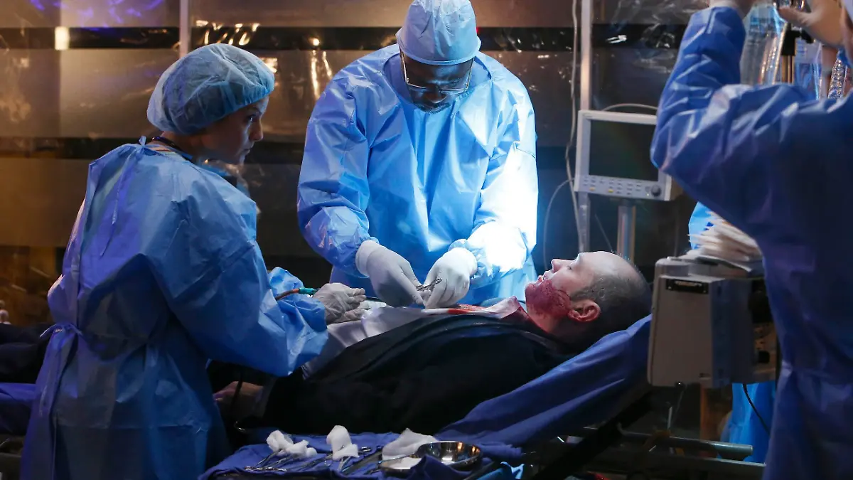 Raymond 'Red' Reddington (James Spader, liegend)
