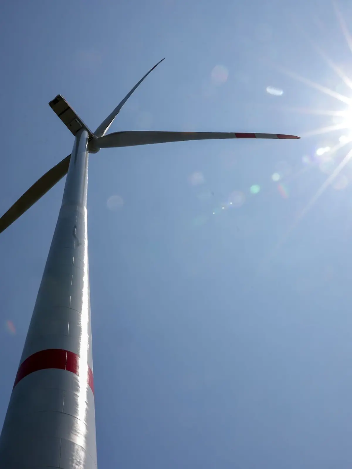 Bild zu: "Autobahn in NRW gesperrt – Windradflügel droht abzubrechen"