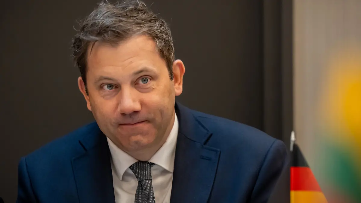 Bundesfinanzminister Lars Klingbeil (SPD) erinnert seine Kabinettskolleginnen und -kollegen ans Sparen. (Archivbild)