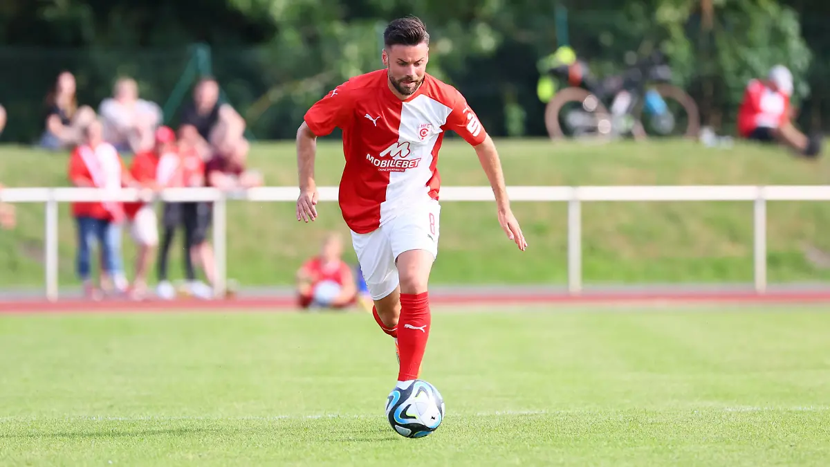Sangerhausen, 04.07.2023, Friesenstadion, Fussball, Testspiel , VfB Sangerhausen vs. Hallescher FC 1:5 0:4 , Im Bild Niklas Kreuzer 8, Halle , Nur zur redaktionellen Nutzung. Only editorial use. , *** Sangerhausen, 04 07 2023, Friesenstadion, football, test match , VfB Sangerhausen vs Hallescher FC 1 5 0 4 , In picture Niklas Kreuzer 8, Halle , Only editorial use Only editorial use , Picture Point
