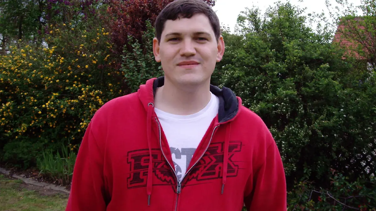 Der zuverlässige Jungbauer Arno (24) aus dem Ostalbkries (Baden-Württemberg) ist ein Landwirt aus Leidenschaft. 'Ich wünsche mir nichts sehnlicher, als endlich eine Partnerin an meiner Seite zu haben. Ich würde gern eine Frau finden, Frau, die aufgeschlossen und unternehmungslustig ist und viel Sinn für Humor hat. Außerdem soll sie familiär sein und meinen Kinderwunsch teilen.', so der hauptberufliche Industriemechaniker.