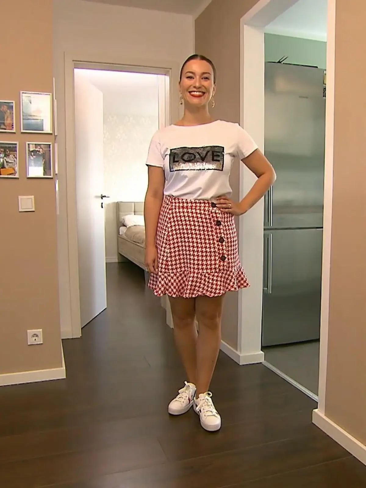 Bild zu: "An Tag 4 in Köln sucht Kandidatin Anna einen beweglichen Sommer-Look"