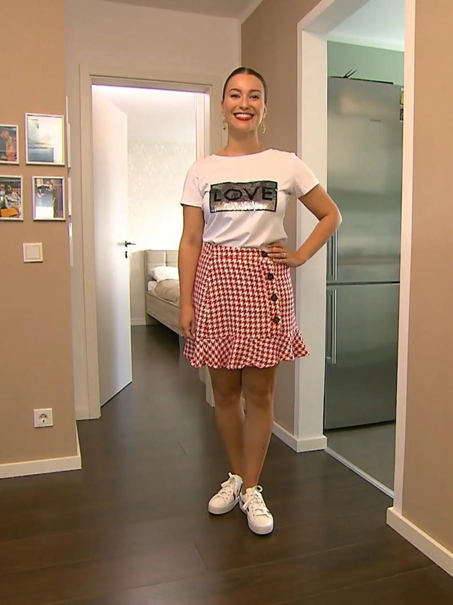 Bild zu: "An Tag 4 in Köln sucht Kandidatin Anna einen beweglichen Sommer-Look"