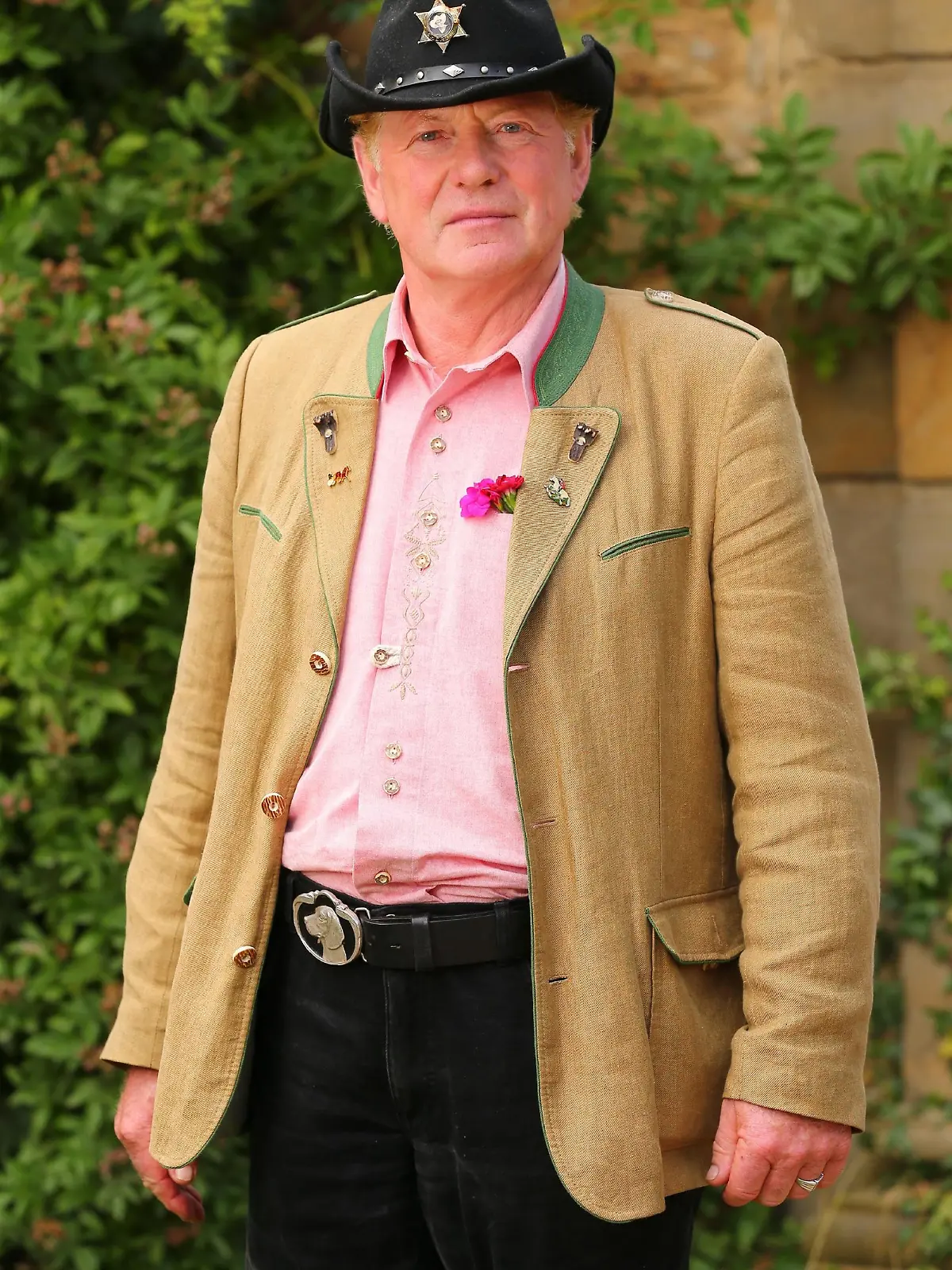 Gregor, der hessische Cowboy, hat sich für das Scheunenfest besonders schick gemacht.