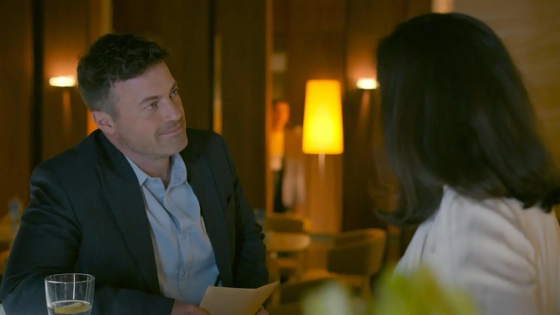 AWZ-Folge vom 11.08.25 auf RTL+: Lucie belauscht ein Gespräch von Ben und  Gabriella