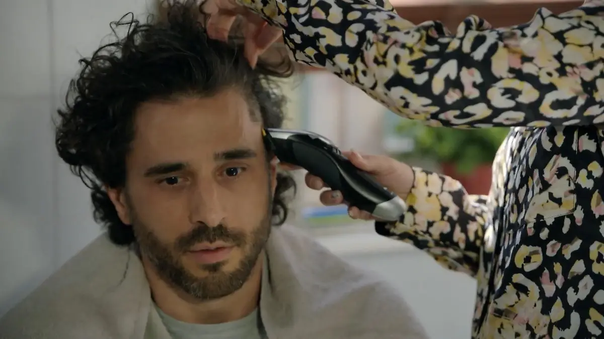 Tobias' Haare kommen ab – Emily unterstützt ihn GZSZ-Spoiler!