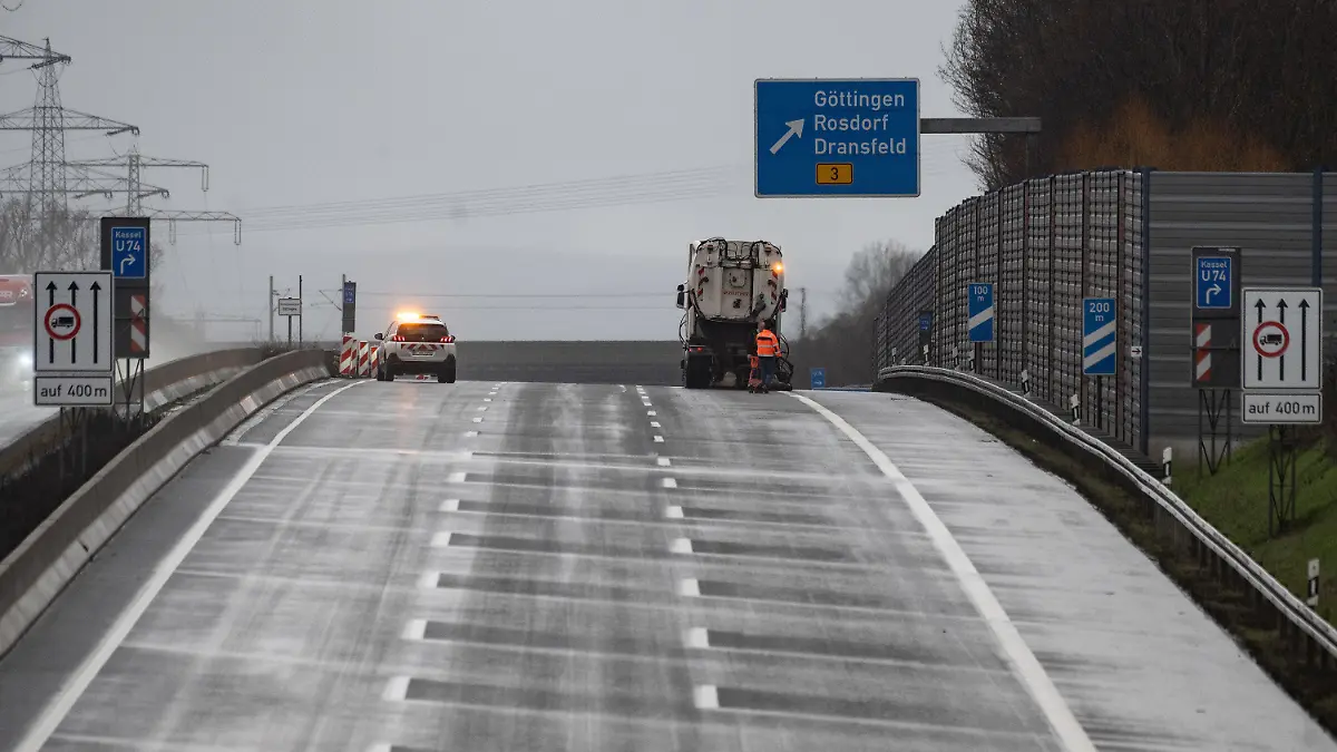 11.01.2023, Niedersachsen, Göttingen: Ein Reinigungsfahrzeug ist auf der Autobahn 7 auf der Strecke im Einsatz.  Die Autobahn 7 in Südniedersachsen bleibt in Richtung Kassel auf rund 60 Kilometern gesperrt. Am Sonntagabend war aus einem Fahrzeug eine weiße, pulvrige Substanz entwichen, vermutlich Paraffin. Dadurch sei die Fahrbahn zwischen den Abfahrten Northeim-Nord und Lutterberg extrem glatt geworden. Foto: Swen Pförtner/dpa +++ dpa-Bildfunk +++