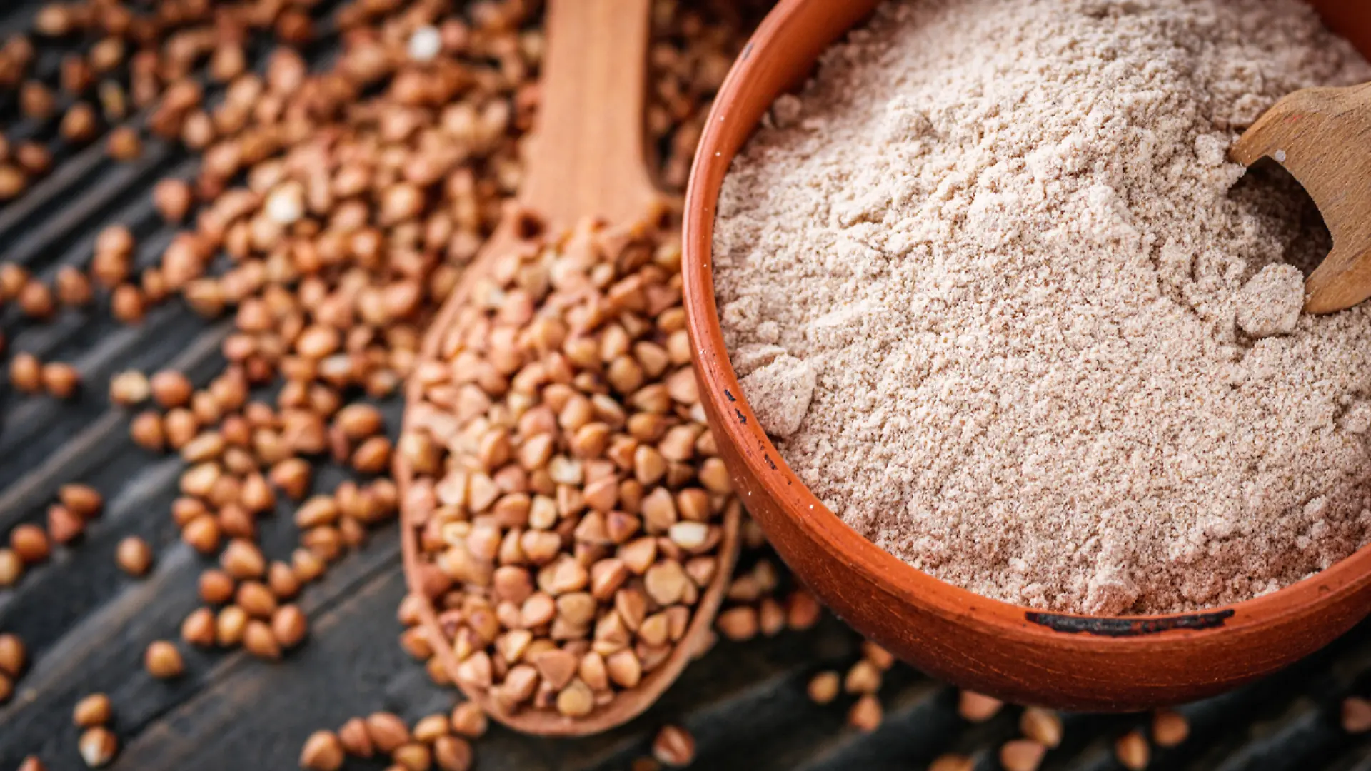 Buchweizen eignet sich nicht nur als Grundzutat für Brot und Brötchen, sondern ihr könnt daraus auch leckere Pfann- oder Rührkuchen zubereiten.