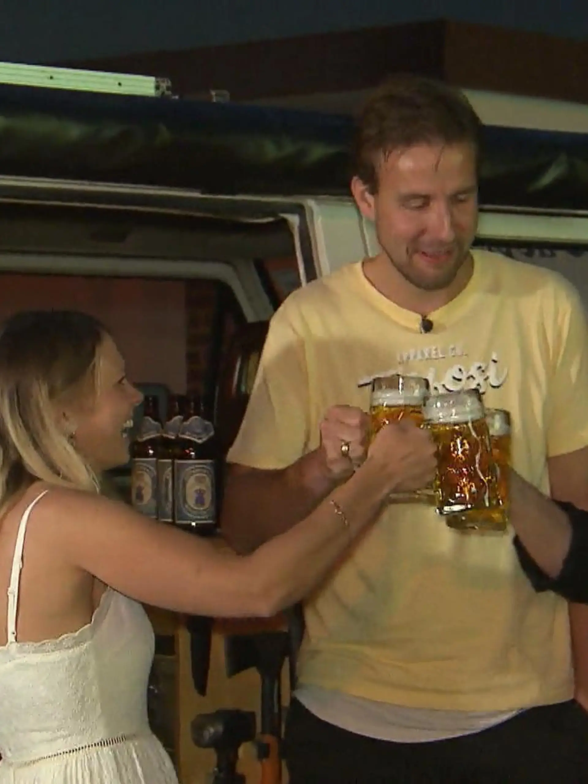 Bild zu: "Jessi ist so lässig, dass sie ihren eigenen Ofen spazieren fährt"