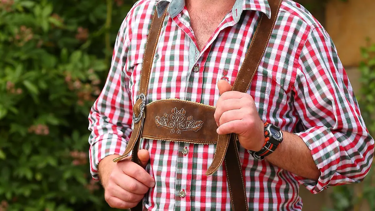 Simon, der sanfte Schweinebauer, hat sich für das Scheunenfest besonders schick gemacht.