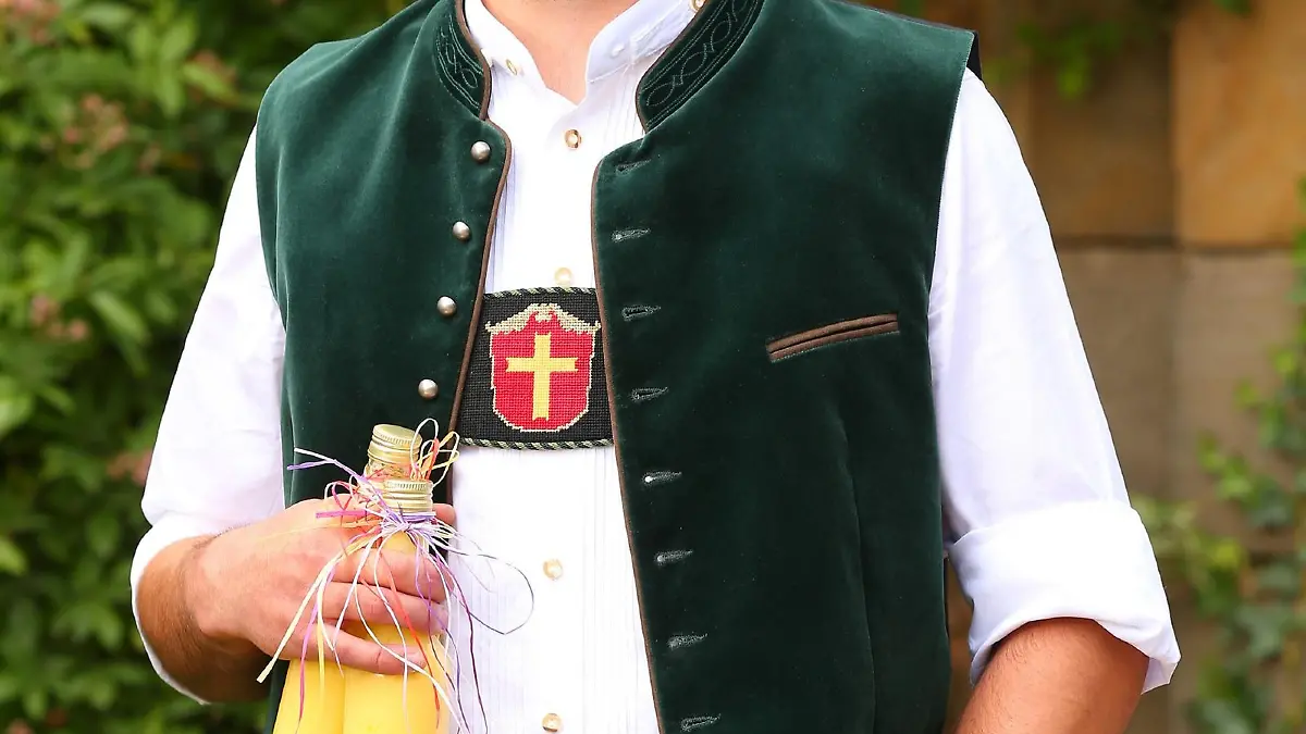 Leonhard, der lustige Landwirt, hat sich für das Scheunenfest besonders schick gemacht.