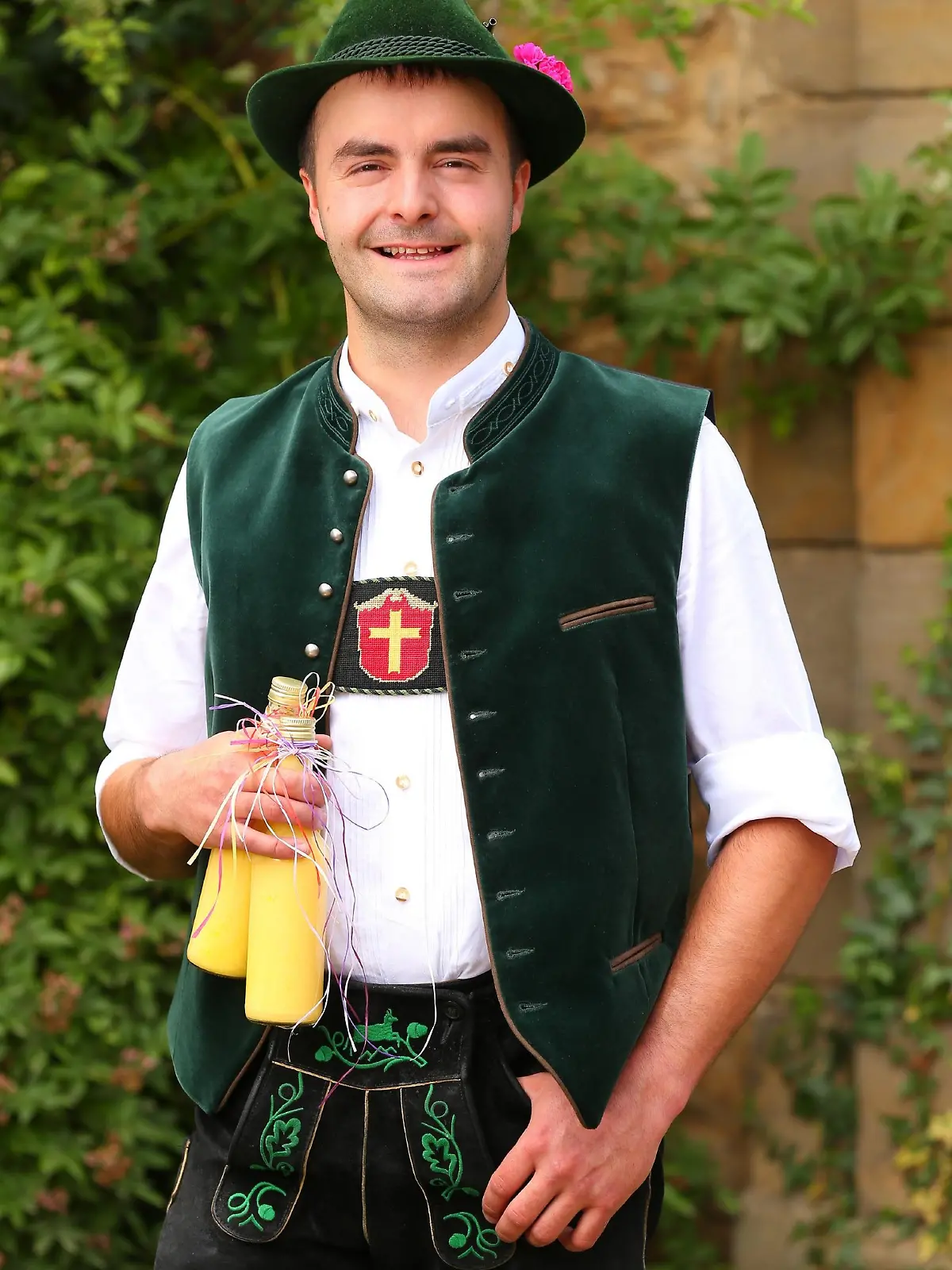 Leonhard, der lustige Landwirt, hat sich für das Scheunenfest besonders schick gemacht.