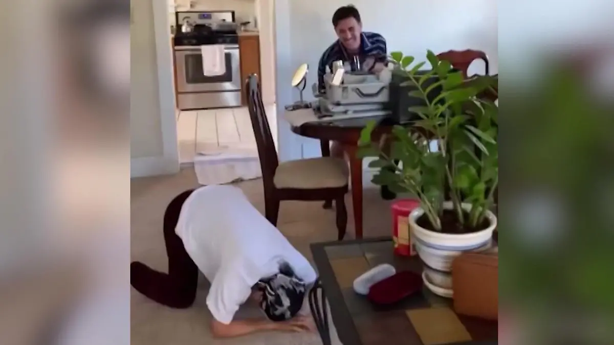 Oma lässt Paketboten ins Haus – dann bricht sie plötzlich zusammen