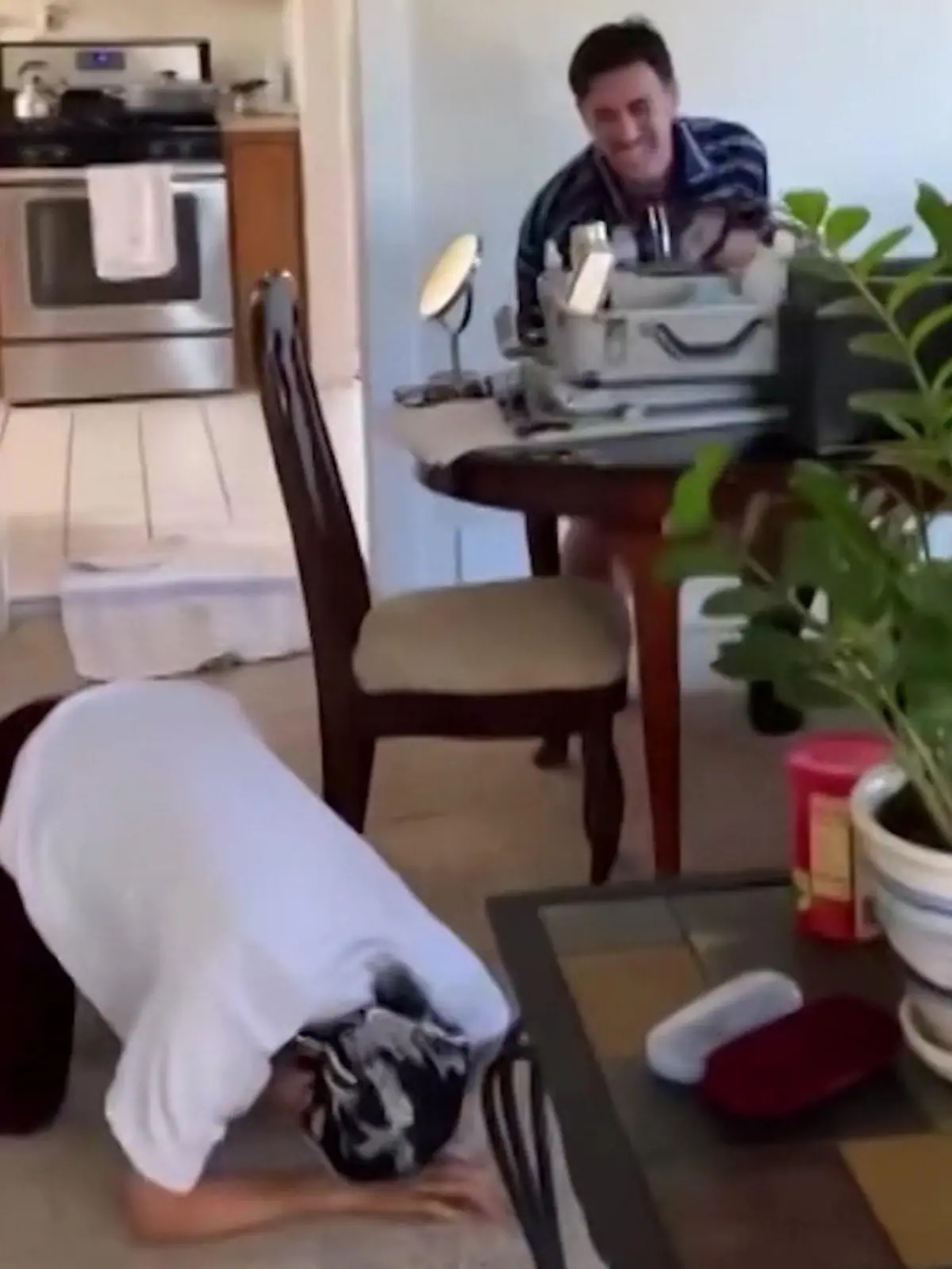 Bild zu: "Oma lässt Paketboten ins Haus – dann bricht sie plötzlich zusammen"