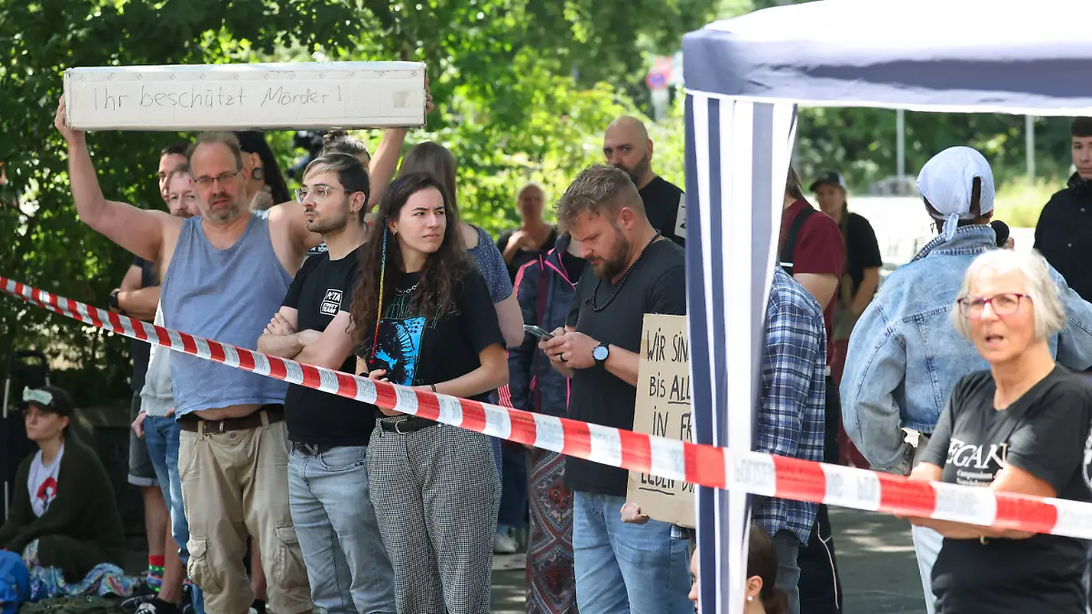 Aktivisten wollten die Tötung der Affen verhindern.