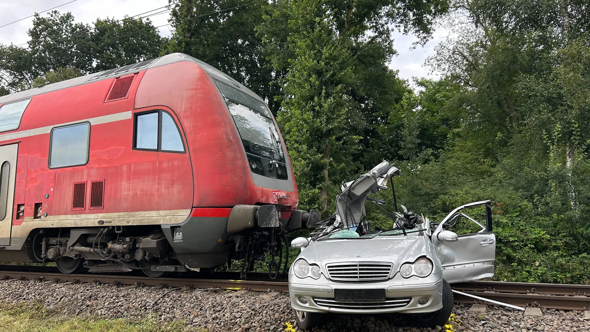 Der Regionalzug traf den silbenern Kombi mit hoher Geschwindigkeit.
