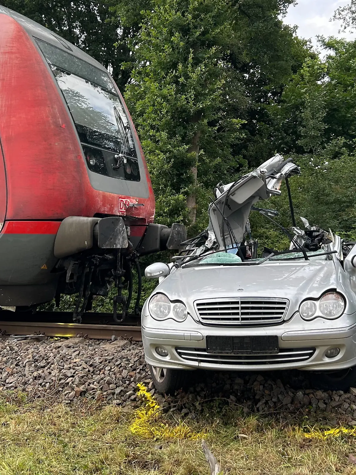 Der Regionalzug traf den silbenern Kombi mit hoher Geschwindigkeit.