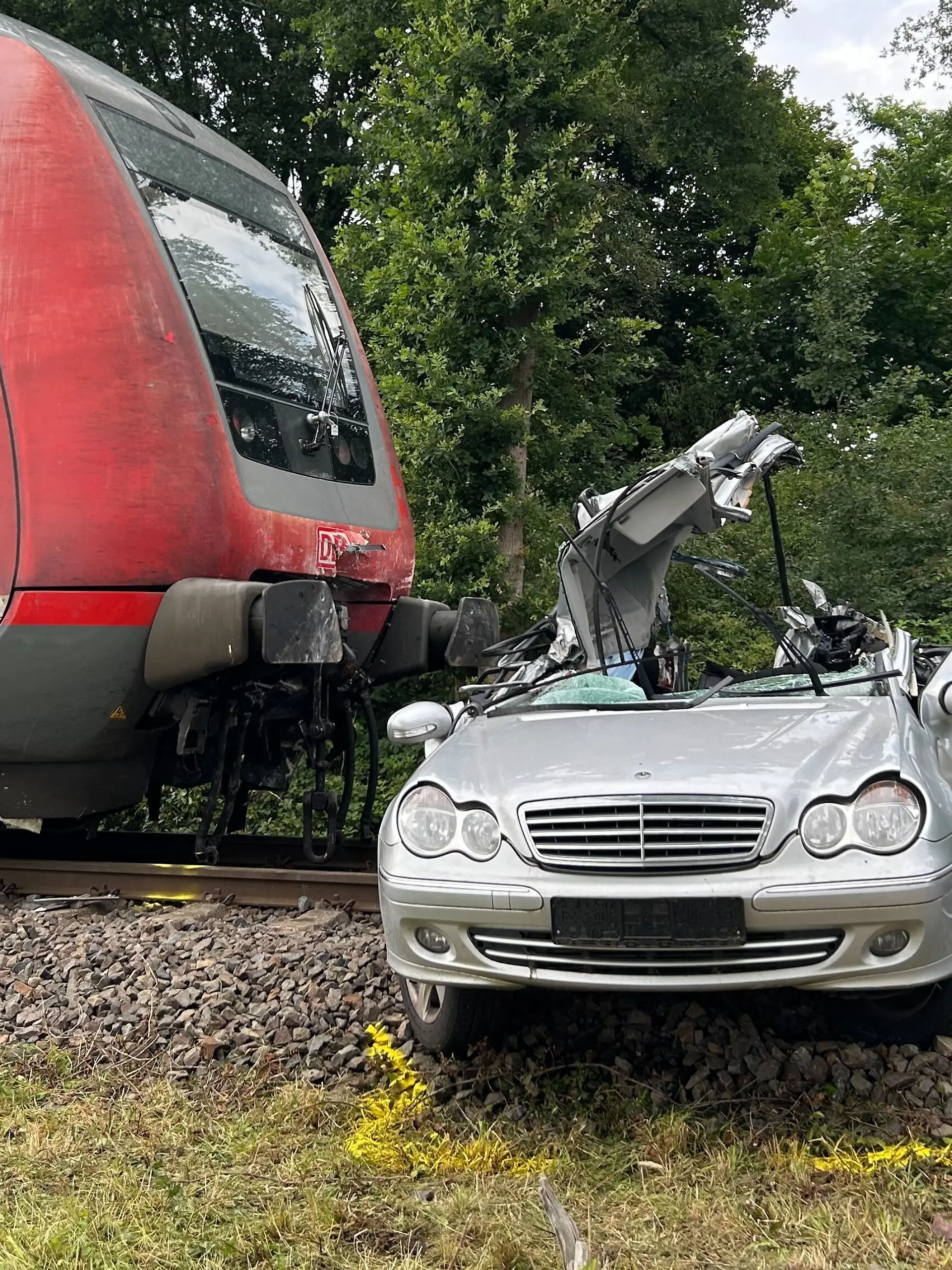 Der Regionalzug traf den silbenern Kombi mit hoher Geschwindigkeit.