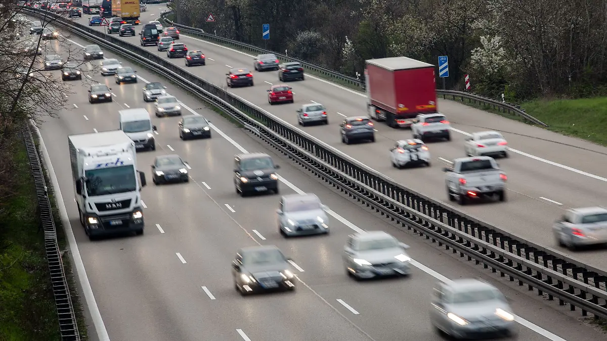 Das wird wieder Staus geben: Vom 22. bis 25. August wird die A8 bei Pforzheim wegen Reparaturarbeiten gesperrt. (Symbolbild)