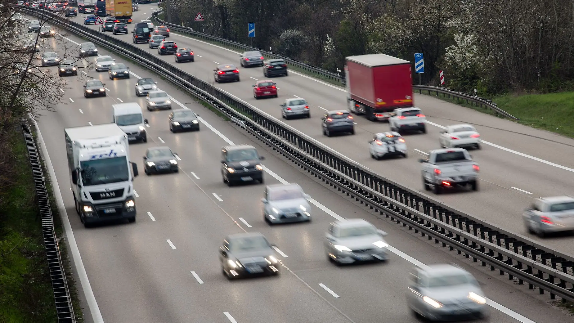 Das wird wieder Staus geben: Vom 22. bis 25. August wird die A8 bei Pforzheim wegen Reparaturarbeiten gesperrt. (Symbolbild)