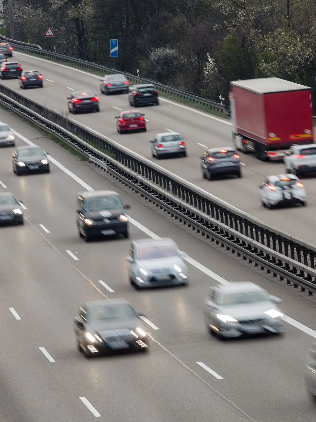 Bild zu: "Fahrer rast mit 4,2 Promille über die Autobahn"