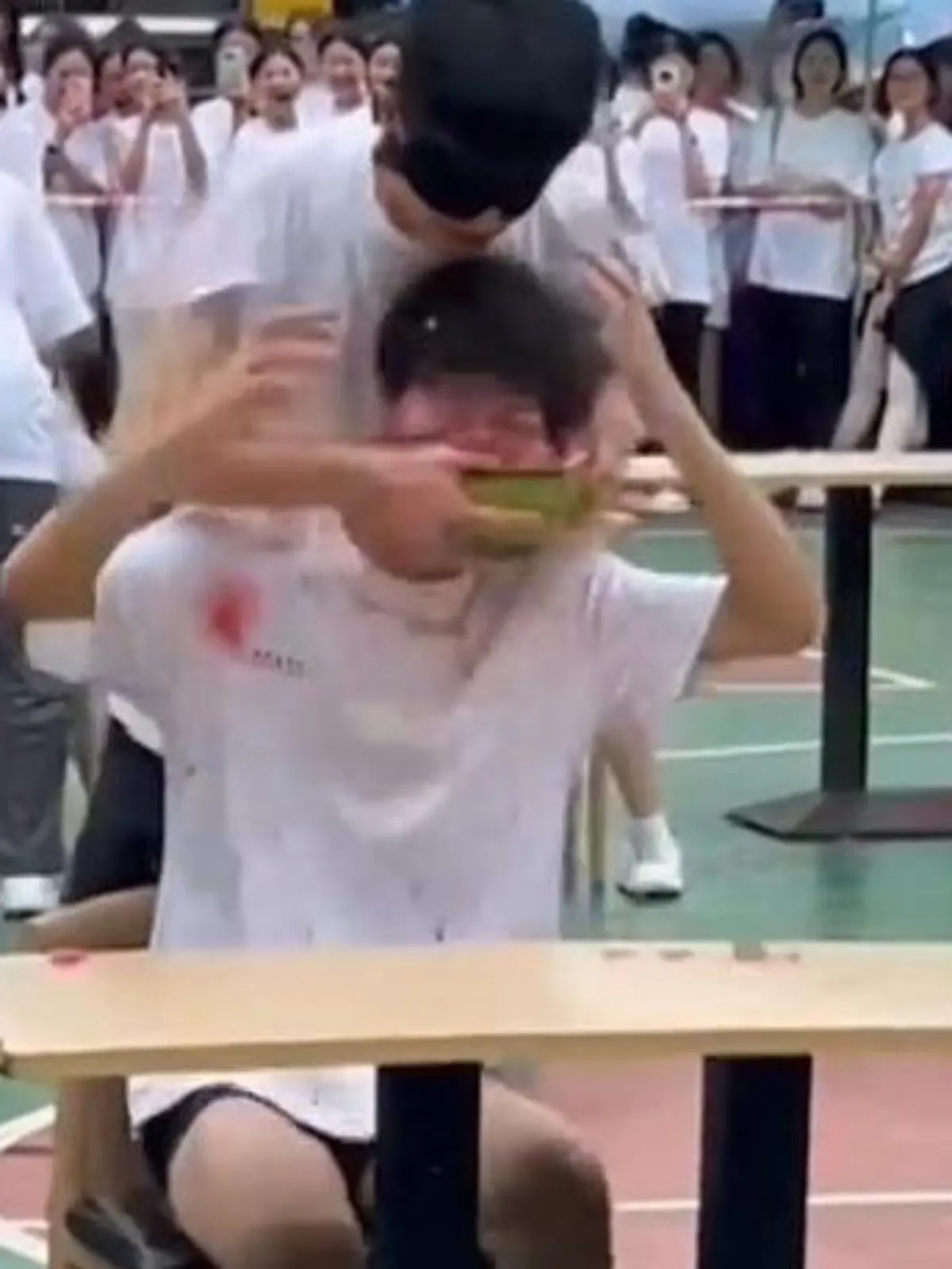 Schüler beim Wassermelonen-Wettessen
