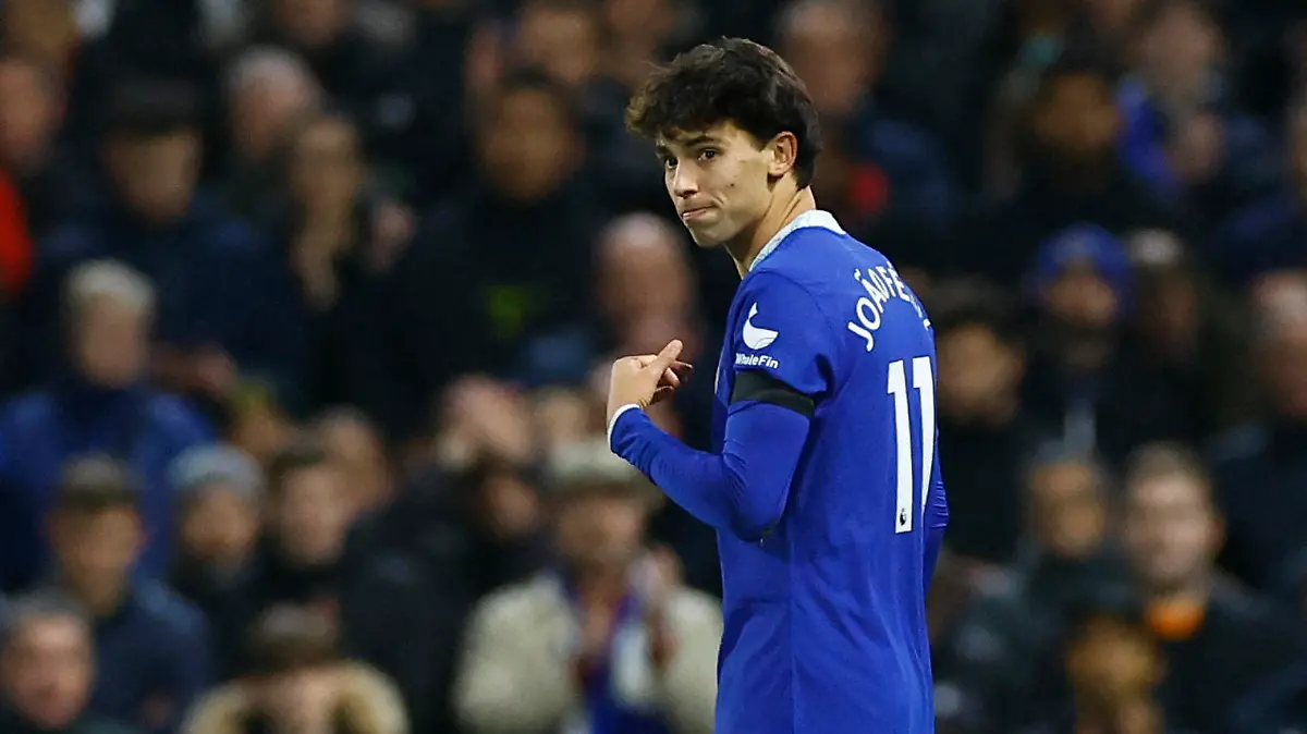 Soccer Football - Premier League - Fulham v Chelsea - Craven Cottage, London, Britain - January 12, 2023 Chelsea's Joao Felix walks off the pitch after receiving a red card by referee David Coote Action Images via Reuters/Peter Cziborra EDITORIAL USE ONLY. No use with unauthorized audio, video, data, fixture lists, club/league logos or 'live' services. Online in-match use limited to 75 images, no video emulation. No use in betting, games or single club /league/player publications.  Please contact your account representative for further details.