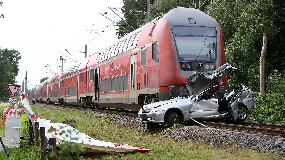 Zu dem Unfall mit dem Regionalexpress kam es an einem Bahnübergang.