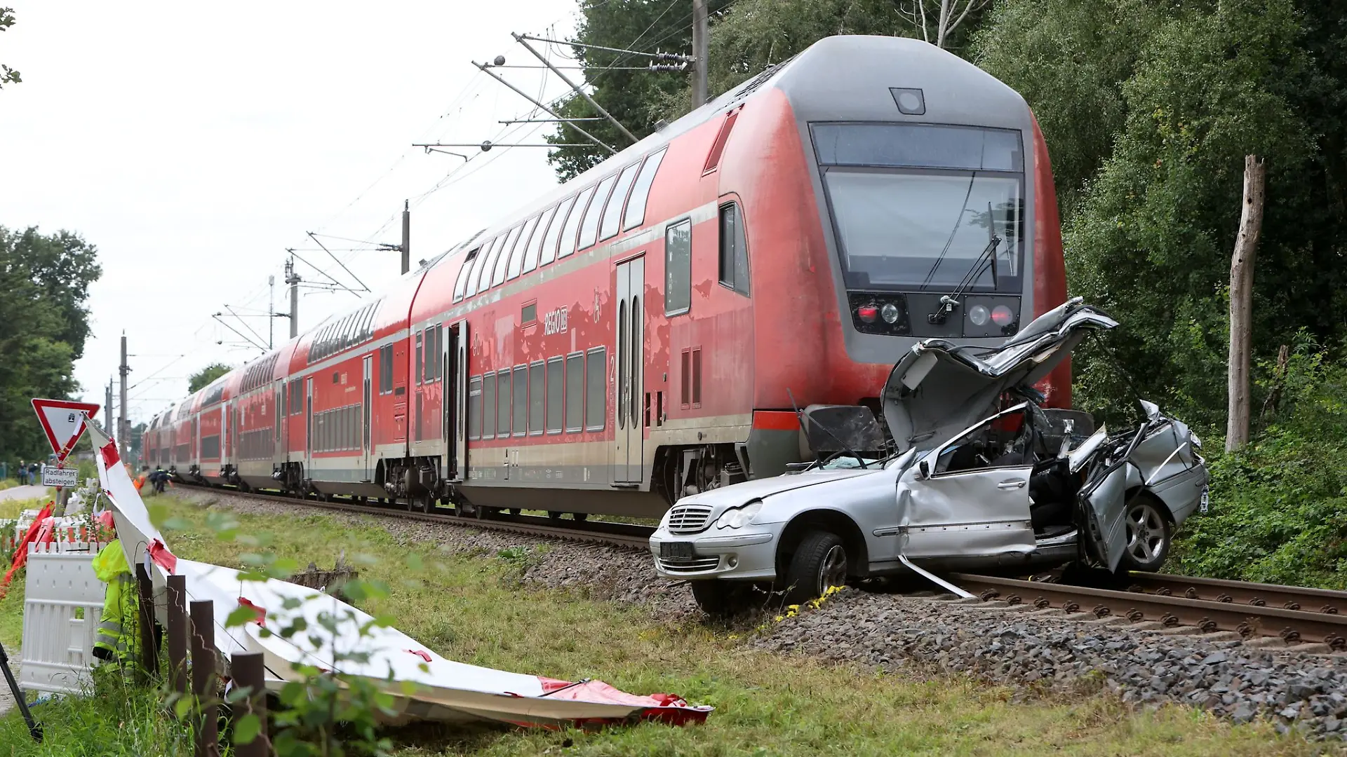 Zu dem Unfall mit dem Regionalexpress kam es an einem Bahnübergang.