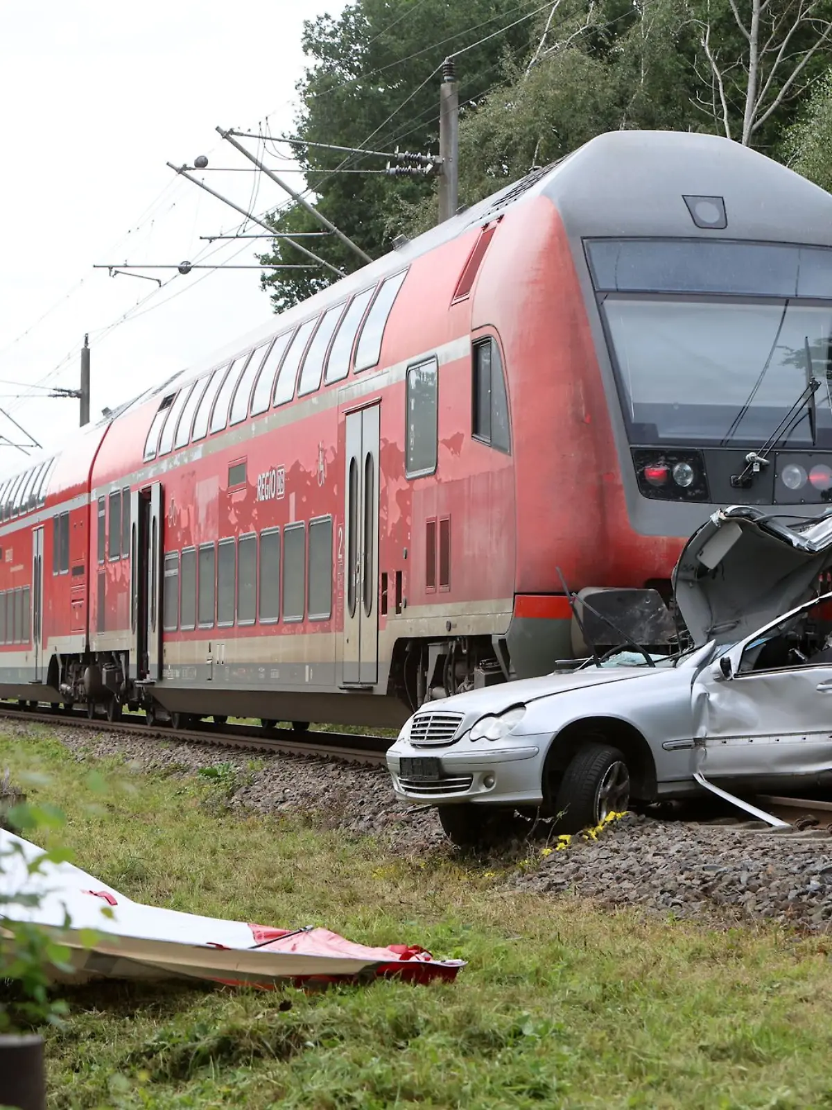 Zu dem Unfall mit dem Regionalexpress kam es an einem Bahnübergang.