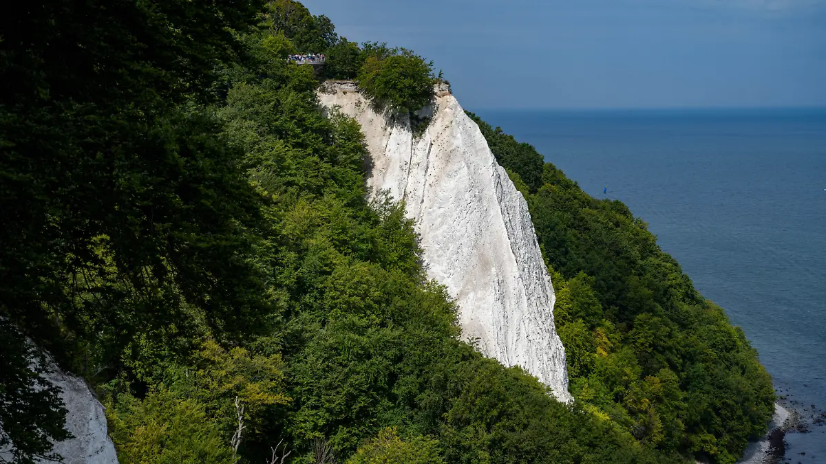 Die Steilküste im Nationalpark Jasmund auf der Insel Rügen ist ein beliebtes Ausflugziel bei Touristen.