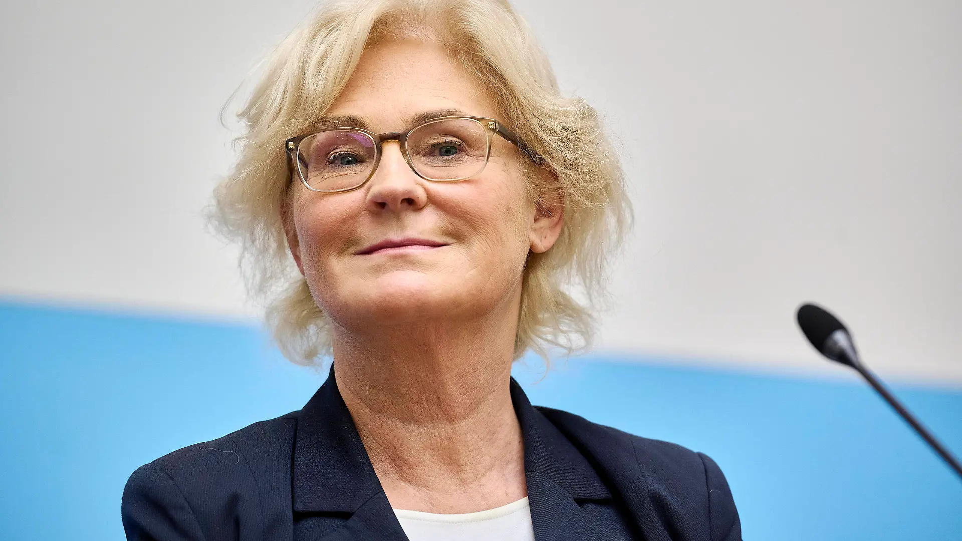 Verteidigungsministerin Lambrecht mit Industrievertretern des Schützenpanzer Puma Europa, Deutschland, Berlin, 13.02.2023: Verteidigungsministerin Lambrecht, Generalinspektor Eberhard Zorn, Ralf Ketzel - Vorsitzender der Geschäftsführung von Krauss-Maffei Wegmann und Armin Papperger von Rheinmetall erörtern auf einer Pressekonferenz in einer Schadensanalyse den Ausfall des Schützenpanzerwagen Puma sowie den Nachkauf weiterer Puma-Panzer. *** Defense Minister Lambrecht with industry representatives of the Puma infantry fighting vehicle Europe, Germany, Berlin, 13 02 2023 Defense Minister Lambrecht, Inspector General Eberhard Zorn, Ralf Ketzel Chairman of the Management Board of Krauss Maffei Wegmann and Armin Papperger of Rheinmetall di