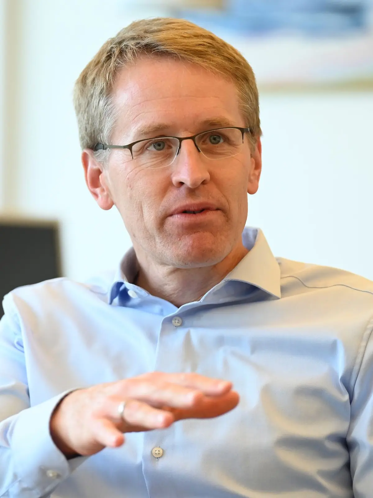 Bild zu: "Polizei-Einsatz in Bar! Plötzlich stehen Beamte vor Ministerpräsident Daniel Günther"