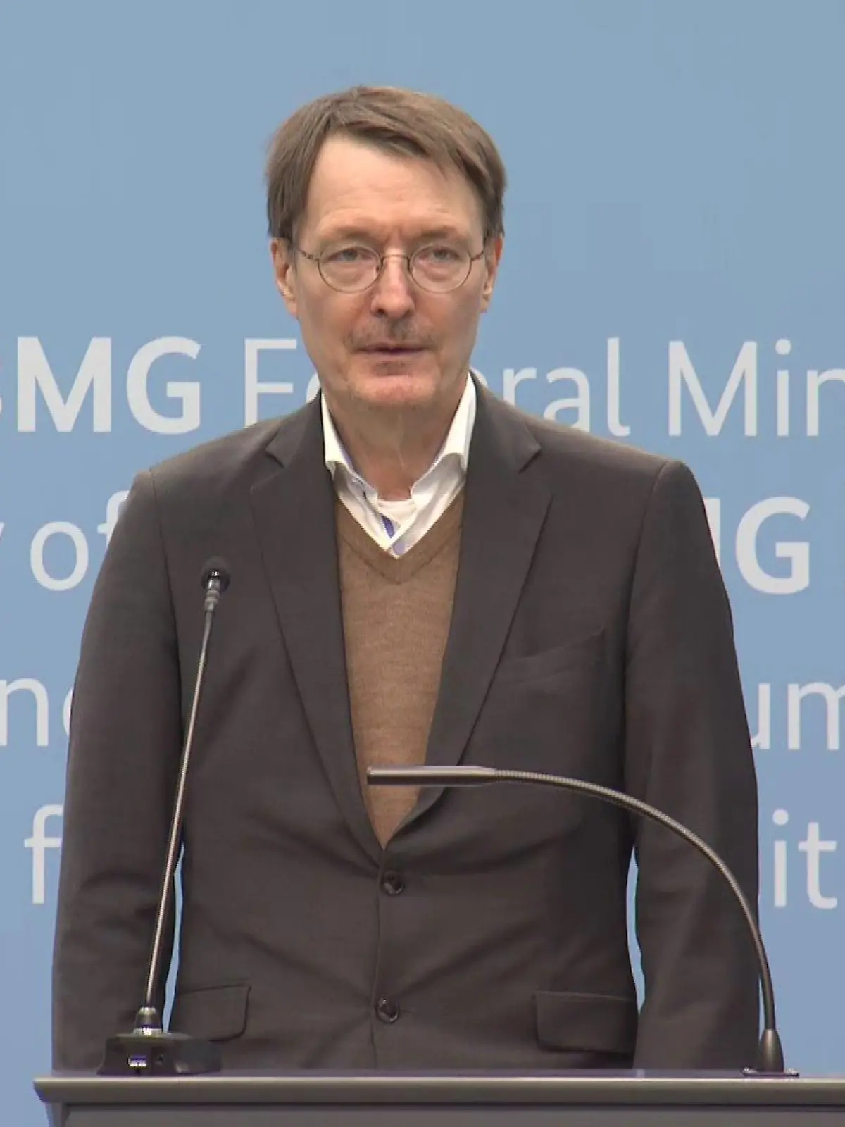 Der Gesundheitsminister berichtet über neue Coronaregeln.