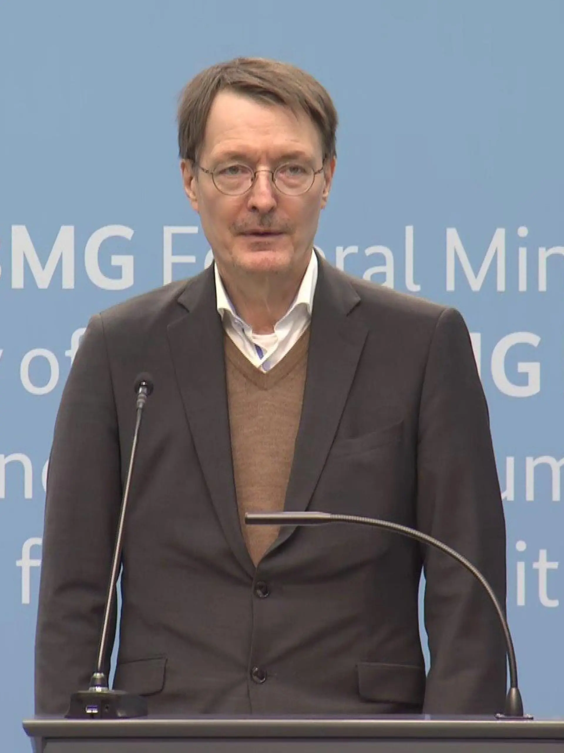 Der Gesundheitsminister berichtet über neue Coronaregeln.