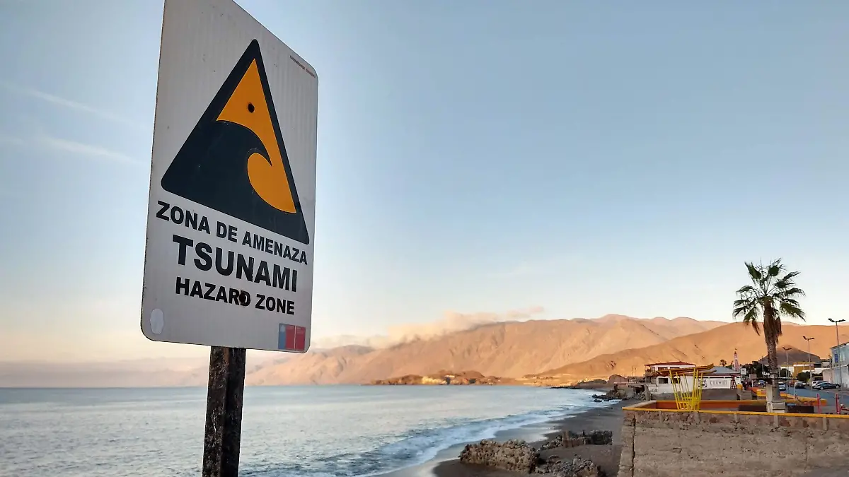 Ein Warnzeichen für unmittelbare Tsunamigefahr: Das Wasser an der Küste zieht sich in kurzer Zeit weit zurück und legt große Flächen Meeresboden frei.